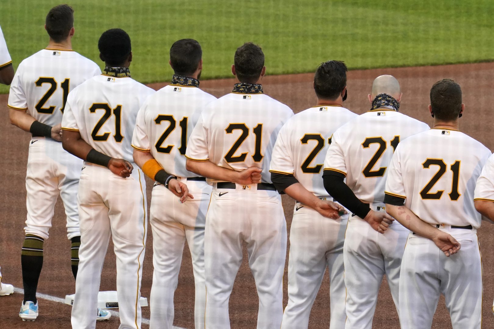 MLB allows more players to wear No. 21 to honor Roberto Clemente