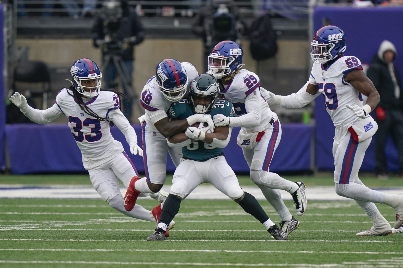Giants defense forces 4 turnovers in upset of Eagles