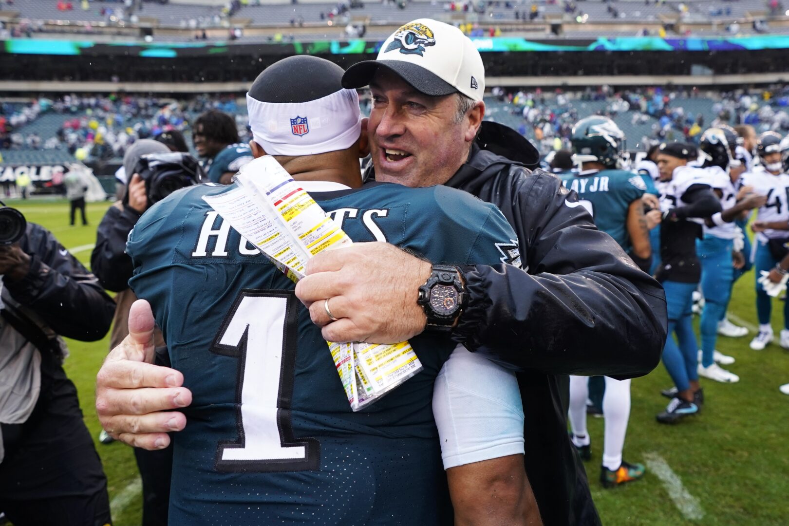 Doug Pederson get standing O, tough loss to Eagles in return to